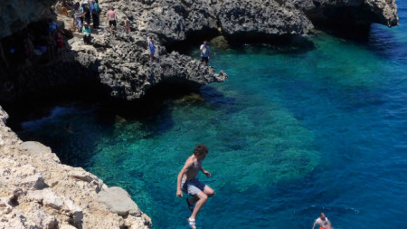 Турист скача в морето на нос Греко, югоизточната част на Кипър, архив.