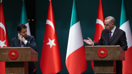 Италианският премиер Джузепе Конте на пресконференция в Анкара с турския президент Реджеп Ердоган.