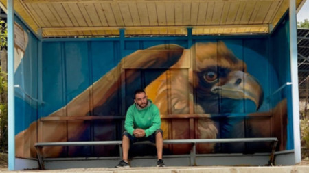 венцислав Йосифов пред една от изрисуваните спирки