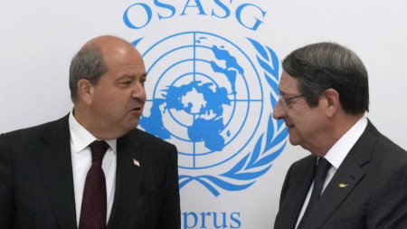 Никос Анастасиадис (вдясно) и Ерсин Татар се видяха за първи път тази година през април на събитие на мисията на ООН