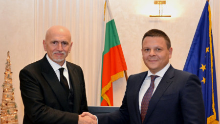 Николай Събев (вляво) прие управлението на транспорта и съобщенията от досегашния министър Христо Алексиев. 