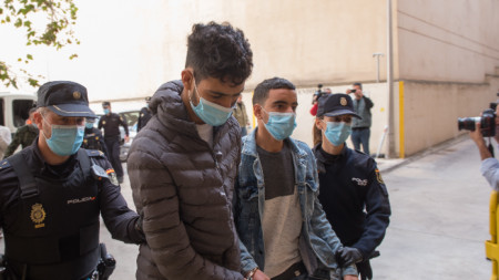 Двама от избягалите мароканци преди да бъдат изправени пред съда, 8 ноември 2021 г. 