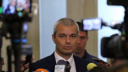 Костадин Костадинов в кулоарите на парламента.