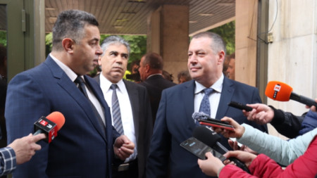 Новият областен управител Борислав Българинов (вдясно) пое поста от Галин Григоров (вляво)