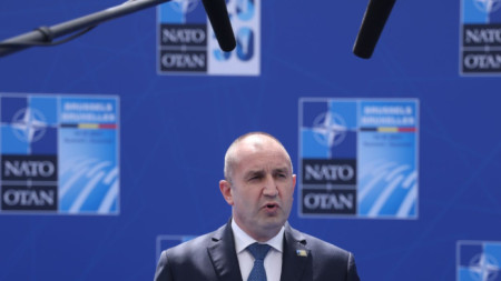 Президентът Румен Радев говори пред медии при пристигането си за срещата на НАТО в Брюксел.