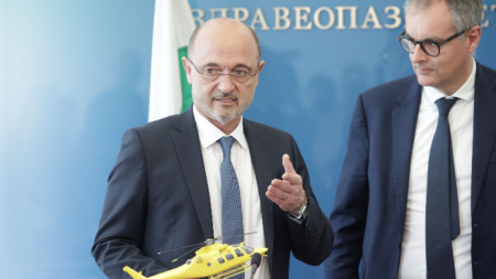 Служебният министър на здравеопазването Асен Меджидиев (вляво) и Андреа Миртето, представител на Leonardo S.p.A