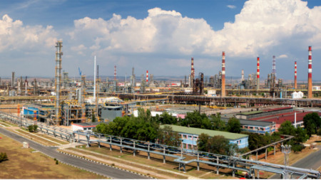 Бургаската петролна рафинерия може да спре работа Такава опасност има ако
