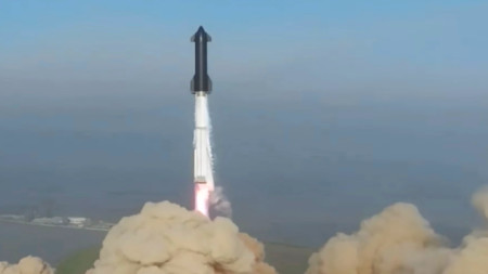 Кадър от видео, публикувано от SpaceX, показващо тестов полет на Starship при втория опит за изстрелване на SpaceX в Бока Чика, Тексас, САЩ, 20 април 2023 г. 