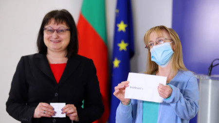 Национално външно оценяване - зам. - министърът на образованието Мария Гайдарова /вляво/