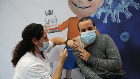 Израелските здравни власти планират да предложат трета доза от ваксината