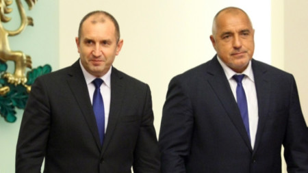 Rumen Radev (iz.) y Boyko Borisov