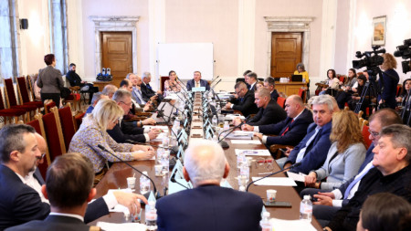 На заседанието на Комисията по здравеопазването в НС - 18 ноември 2025 г. На снимката -  в центъра в дъното е председателят на комисията Костадин Ангелов от ГЕРБ-СДС.