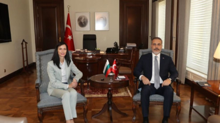 Министрите на външните работи на България Мария Габриел (вляво) и на Турция Хакан Фидан - Анкара, 22 август 2023