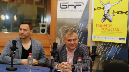 Орлин Павлов и генералният директор на БНР Александър Велев в студиото на БНР на 9 май при старта на кампанията „Избери живота“.