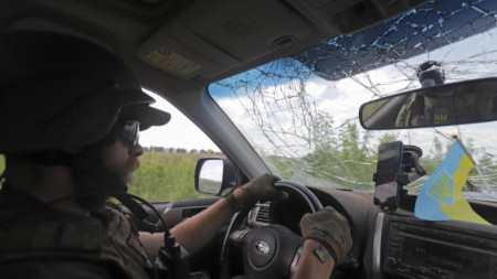 Украински военен шофира към позиции в района на Новолуганское, в района на Донецк, 8 юни 2022 г.