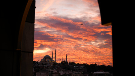 Слънцето залязва зад джамията Сюлеймание в Истанбул, архив, 17 ноември 2023 г.