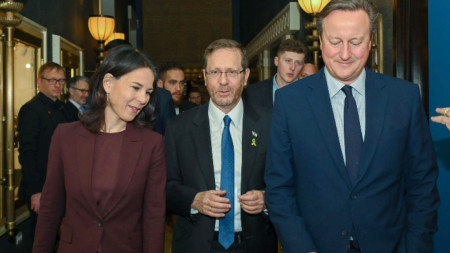 Дейвид Камерън (вдясно) с германската си колежка Аналена Бербок и с израелския президент Ицхак Херцог, 17 април 2024 г.