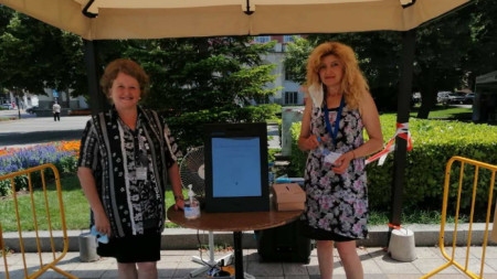 Експерти от Община Плевен помагат на плевенчани за пробното машинно гласуване на площад 