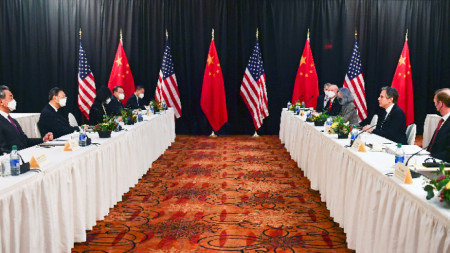 САЩ и Китай си отправиха взаимни обвинения на преговорите на високо равнище в Анкъридж.