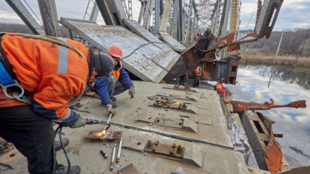 Работници ремонтират повреден при боеве жп мост в района на Купянск край Харков, 2 ноември 2022 г.
