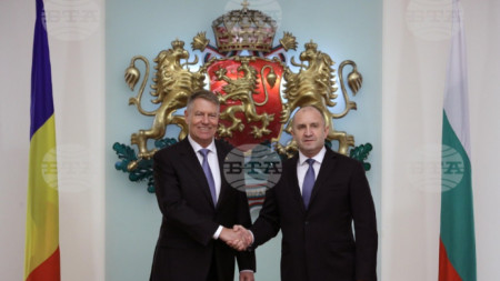 Президентите на Румъния Клаус Йоханис (вляво) и на България Румен Радев - София, 15 март 2023