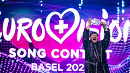 Победителят от Австрия JJ на финала на Евровизия в Базел през май 2025 г.