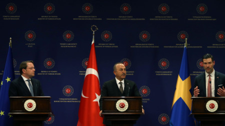Отляво надясно: Комисарят на ЕС по въпросите на съседството и разширяването Оливер Вархей, министърът на външните работи на Турция Мевлют Чавушоглу и министърът на на международното развитие на Швеция Йохан Форсел - Анкара, 22 февруари 2023
