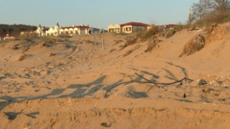 Видимо пясъкът на места на морски плаж Смокини север в