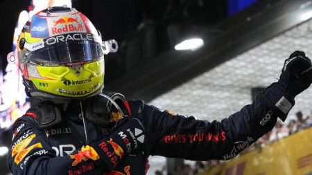 Серхио Перес ликува, след като спечели състезанието от Формула 1 в Саудитска Арабия