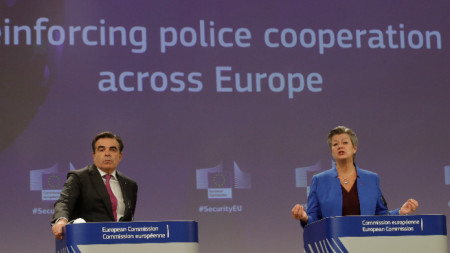 Маргаритис Схинас (вляво) и Илва Йохансон дават пресконференция относно пакета за полицейско сътрудничество в Брюксел, 8 декември 2021 г.