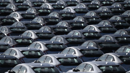 Продажбата на нови автомобили във Великобритания през август е спаднала