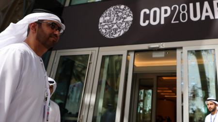 Dr. Sultan Ahmed Al Jaber (stânga), ministrul Industriei și Tehnologiei Avansate din Emiratele Arabe Unite, trimis special al Emiratelor Arabe Unite pentru schimbările climatice și director general și CEO al Grupului Abu Dhabi National Oil Company (ADNOC), sosește la reuniunea COP28 din Dubai, 30 noiembrie 2023.