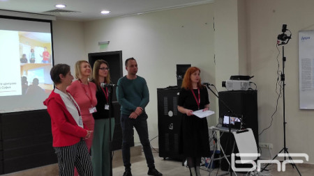 Десислава Петкова, ръководител на проекта представя бургаския екип на Каритас, който работи с украинските бежанци