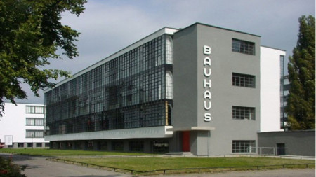 Сградата на Баухаус в Десау, построена през 1925