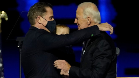 Хънтър Байдън поздравява баща си с победата на президентските избори.