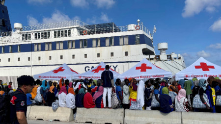 Иигранти чакат на остров Лампедуза, Италия, 13 септември 2023 г.