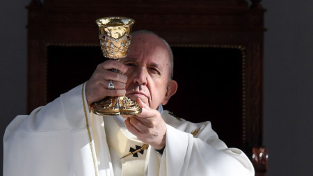 Папа Франциск отслужи литургия пред 10 000 поклонници на стадион в Никозия.