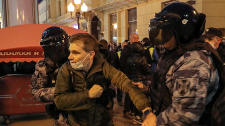 Руски полицаи задържат участник в неразрешен протест срещу частичната мобилизация в центъра на Москва, 21 септември 2022 г.