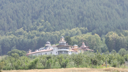 Девическият манастир „Покров Богородичен“ над дупнишкото село Ресилово