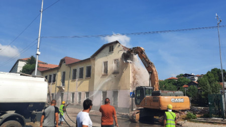 Събарят старата сграда на Професионалната гимназия по облекло и туризъм