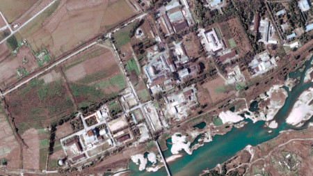 Сателитна снимка на ядрения комплекс Йонбьон, 29 септември 2004 г.