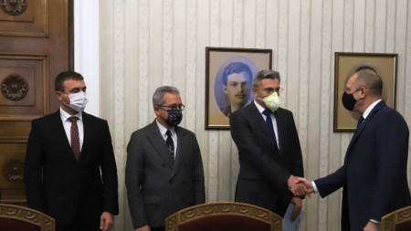 Държавният глава Румен Радев се срещна за консултации с представители на парламентарната група на ДПС. На снимката: Карадайъ, Цонев, Ахмедов. 
