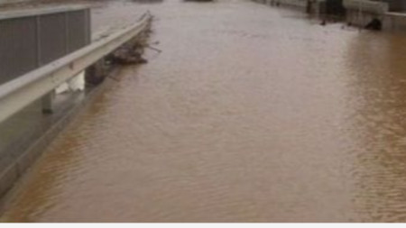 Мостът при Синеморец, който беше наводнен при бедствието