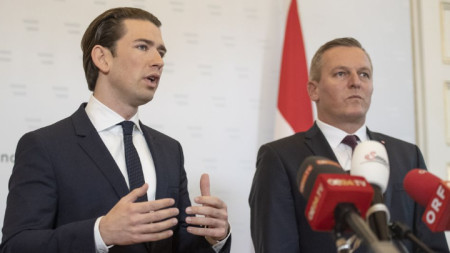 Австрийският канцлер Себастиан Курц (вляво) и военният министър Марио Кунасек обявиха на пресконференция в канцлерството във Виена, че разследват полковник за шпионаж в полза на Москва.