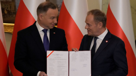 Президентът на Полша Анджей Дуда (вляво) и министър-председателят Доналд Туск