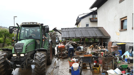 Хората от град Шкофя Лока, Словения, разчистват след наводнението, 6 август 2023 г.