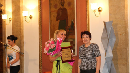 Победителката в конкурса Мина Милева получи наградата си от кмета на Перник Вяра Церовска.