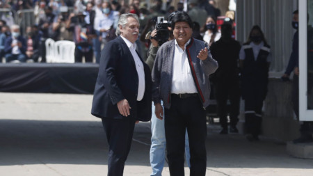 Бившият президент на Боливия Ево Моралес (вдясно) беше изпратен до границата от аржентинския президент Алберто Фернандес
