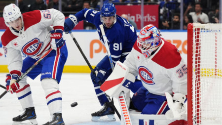 Напрегнат момент пред вратата на Монреал при загубата от Торонто с 2:5.