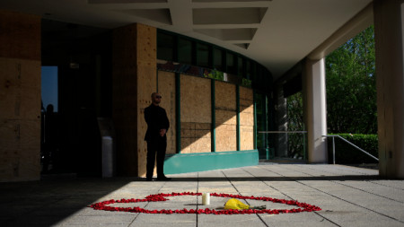 Охранител стои близо до импровизиран мемориал след масовата стрелба в Старата национална банка в центъра на Луисвил, Кентъки, САЩ, 11 април 2023 г.